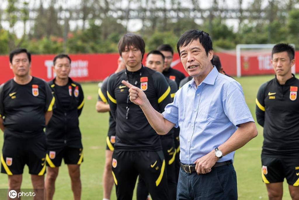 ”两个截然不同的角色在电影中的反差感也将带来诸多笑点，当看似强壮实则虚弱的笨拙菜鸟艾伦与战力爆表的功夫大师杰克教官联手出击，究竟是“猪队友”拖后腿还是两人碰撞出超出预期的火花从而行动大获成功？一切静待大银幕揭晓